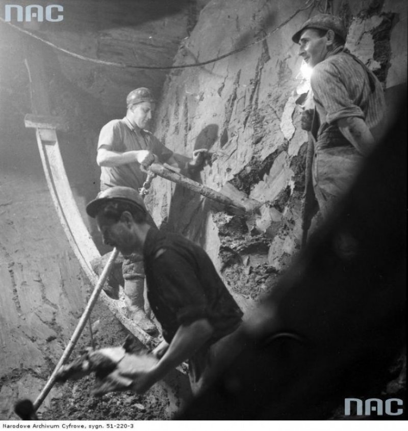 Górnicy przy drążeniu tunelu metra warszawskiego [fot. Narodowe Archiwum Cyfrowe]