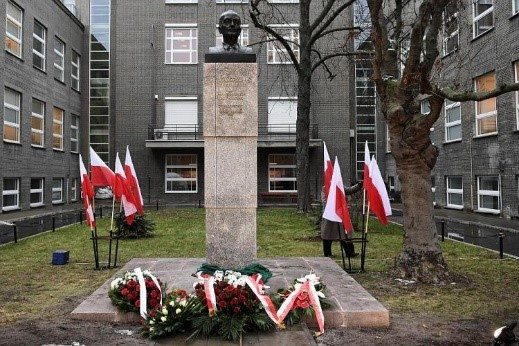 Obraz zawierający trawa, budynek, zewnętrzneOpis wygenerowany automatycznie