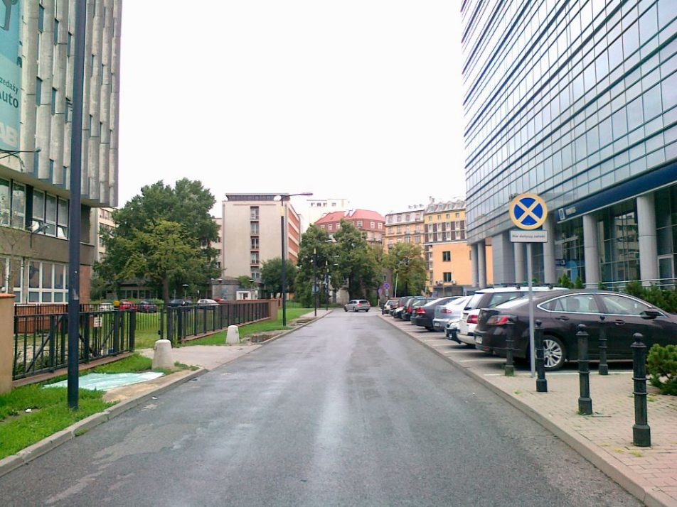 Obraz zawierający tekst, zewnętrzne, budynek, nieboOpis wygenerowany automatycznie