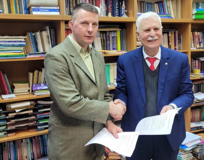 Obraz zawierający ubrania, osoba, regał na książki, książkaZawartość wygenerowana przez sztuczną inteligencję może być niepoprawna.