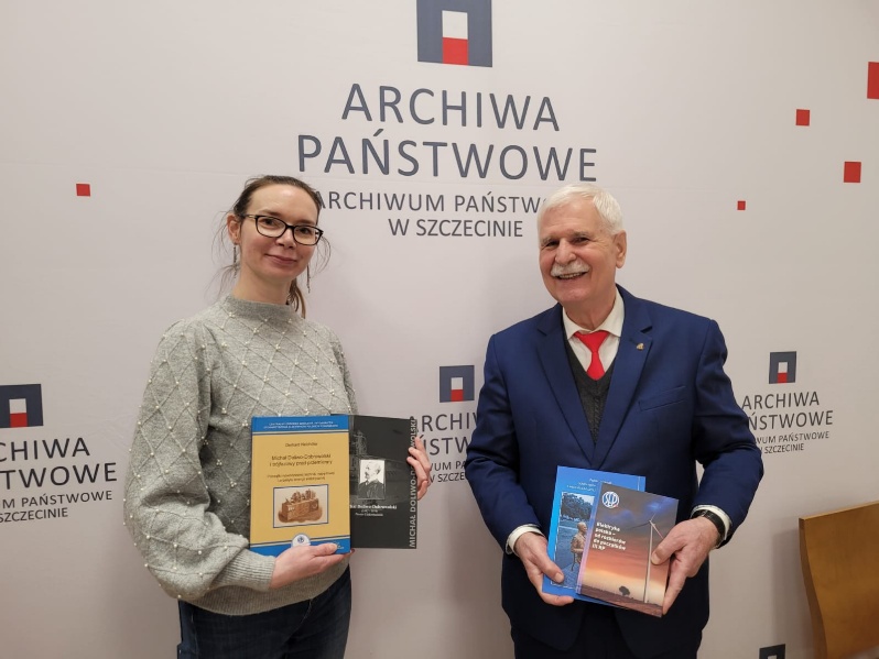Obraz zawierający tekst, ubrania, Ludzka twarz, osobaZawartość wygenerowana przez sztuczną inteligencję może być niepoprawna.