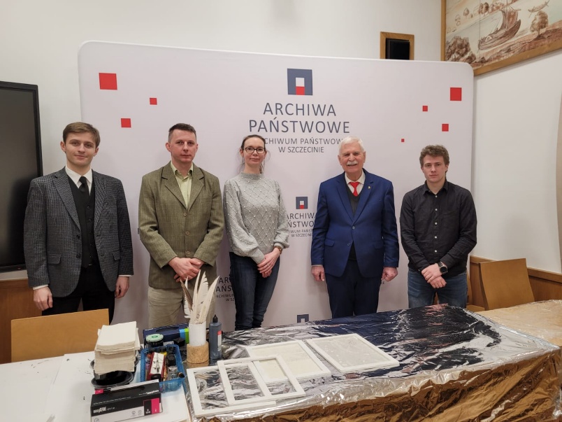 Obraz zawierający ubrania, ściana, człowiek, osobaZawartość wygenerowana przez sztuczną inteligencję może być niepoprawna.