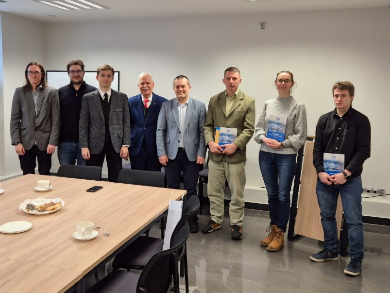 Obraz zawierający ubrania, człowiek, osoba, w&nbsppomieszczeniuZawartość wygenerowana przez sztuczną inteligencję może być niepoprawna.