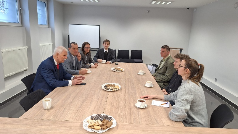 Obraz zawierający w&nbsppomieszczeniu, ubrania, ściana, osobaZawartość wygenerowana przez sztuczną inteligencję może być niepoprawna.