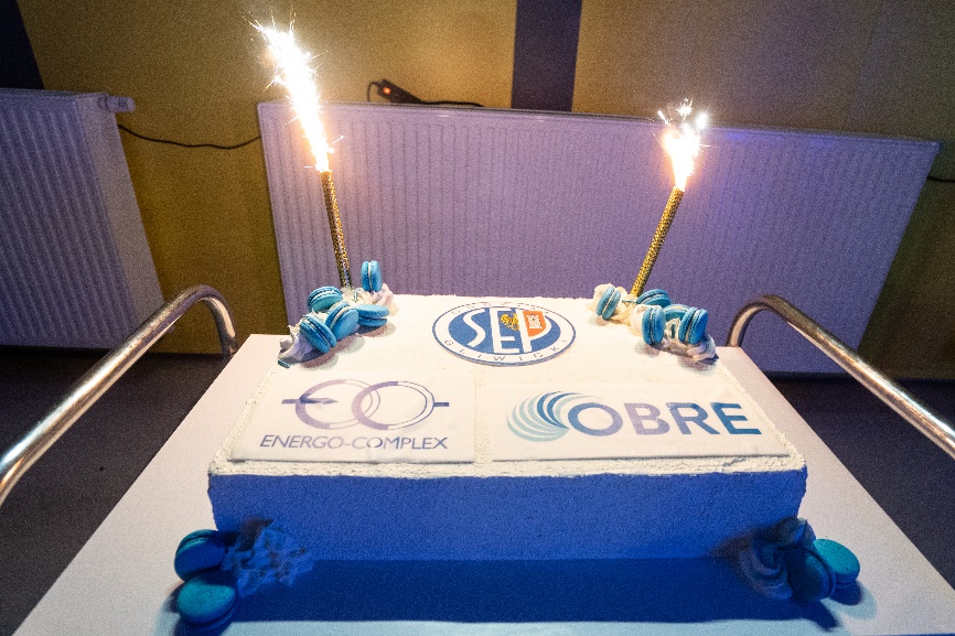 Obraz zawierający tort urodzinowy, świeca, ciasto, Dekorowanie ciastaOpis wygenerowany automatycznie
