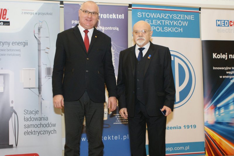Szafirową odznakę honorową SEP z rąk prezesa SEP Sławomira Cieślika odebrał Krzysztof Rzymkowski (fot. K. W. Woliński).