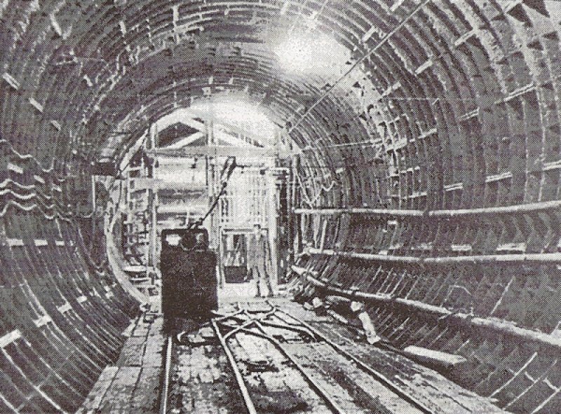 Wnętrze tunelu szlakowego na Targówku. Uwagę zwraca prowizoryczne torowisko z elektrowozem górniczym