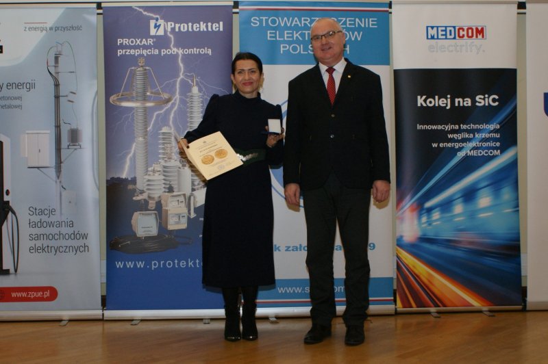 Wręczenie medalu im. prof. Janusza Groszkowskiego (od lewej): Anna Kuziemska i Sławomir Cieślik - prezes SEP (fot. K. W. Woliński).