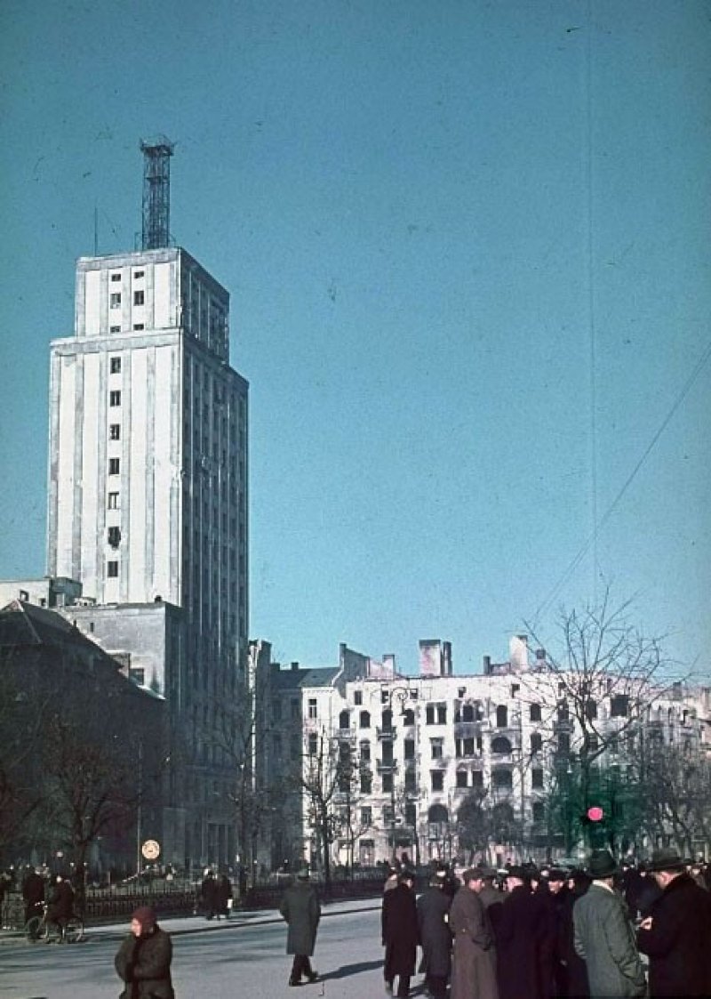 Prudential późną jesienią 1939 r. W tle wypalone kamienice na ul. Świętokrzyskiej