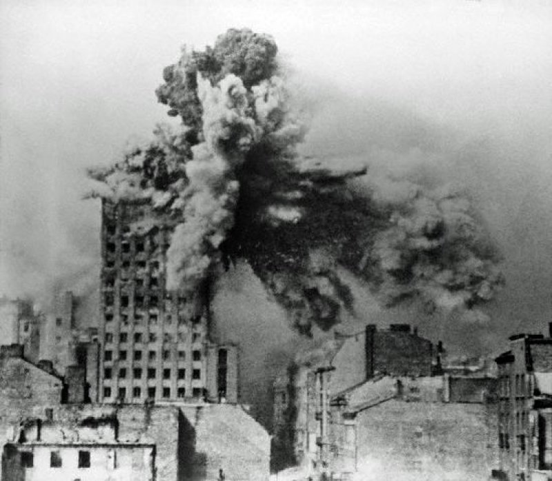 Wybuch pocisku kaliber 600 mm na szczycie Prudentialu – 28 sierpnia 1944 r. Prawdopodobnie eksplozja ta zmiotła z dachu budynku maszt nadawczy Eksperymentalnej Stacji Telewizyjnej