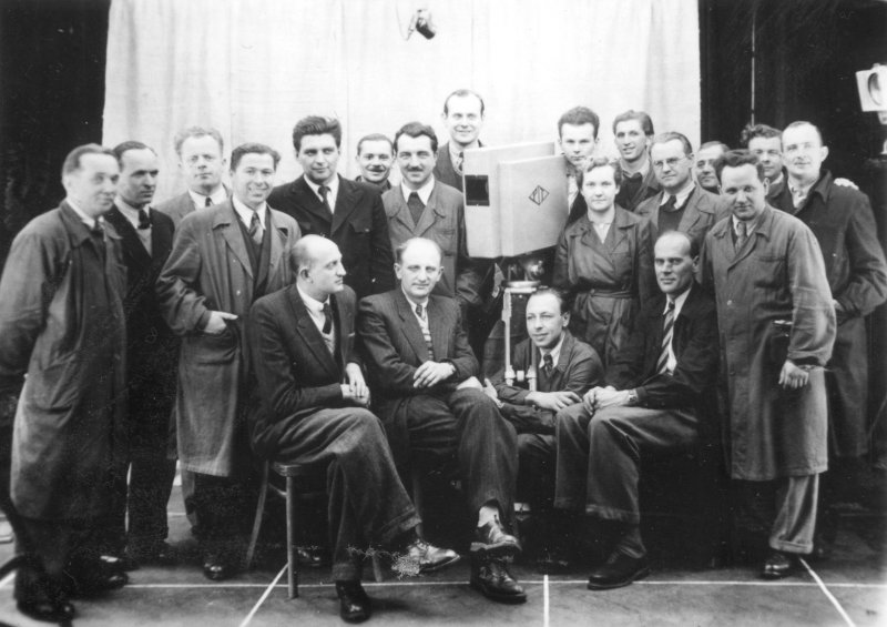 Pracownicy Działu Telewizji Instytutu Łączności – w środku Lesław Kędzierski. Zdjęcie wykonane około 1950 roku [fot. Narodowe Archiwum Cyfrowe]
