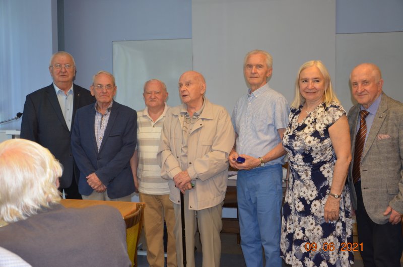 Wyróżnieni Honorowymi Odznakami SEP i NOT na Uroczystym Zebraniu Zarządu OP SEP w dniu 9 czerwca 2021 r.  (od lewej: K. Pawlicki, W. Biały, Z. Skrzypczak, J. M. Kowalak, Z. Ludwiszewski, A. Rakowska, J. Szy-mański).