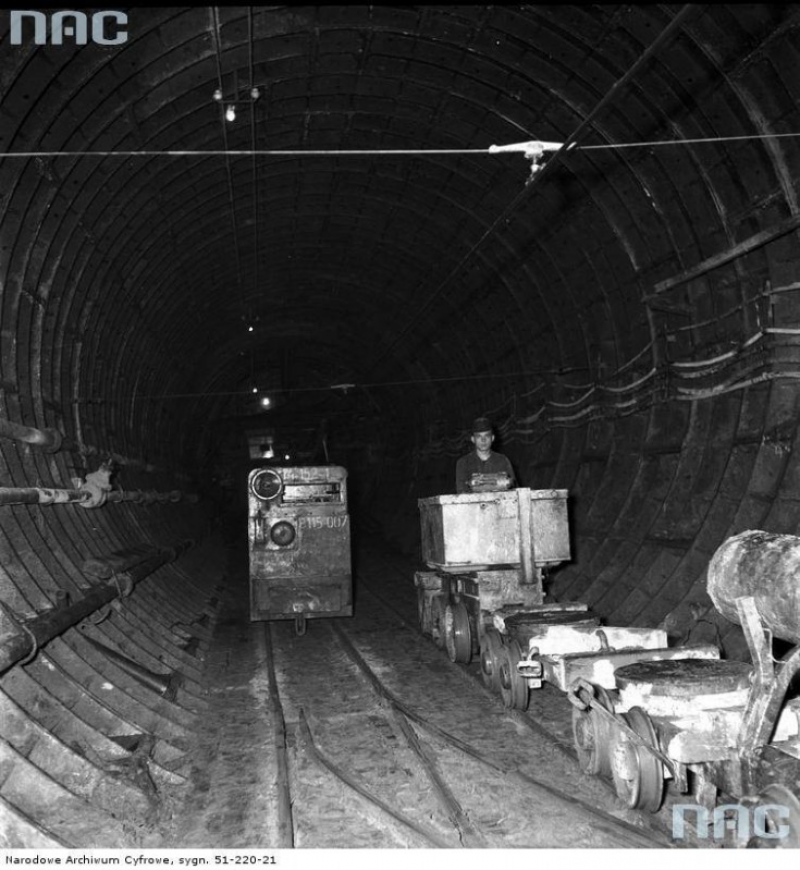 Tymczasowe torowiska dla kolejki górniczej wewnątrz tuneli warszawskiego metra [fot. Narodowe Archiwum Cyfrowe]