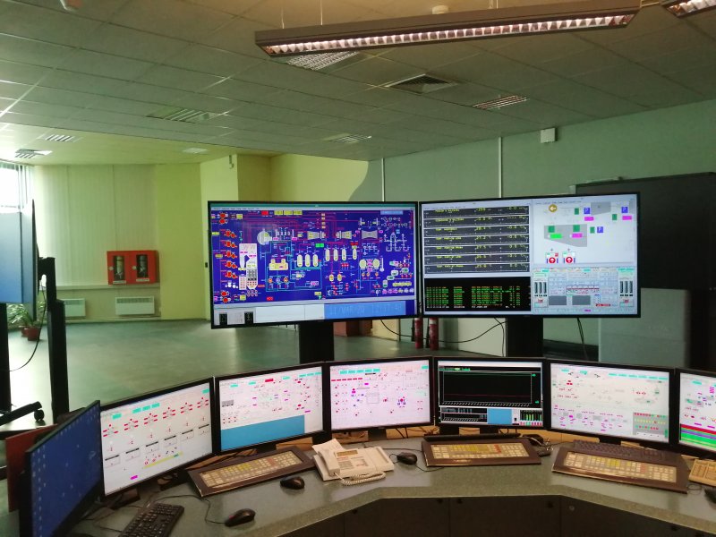Duże monitory ekranowe prezentują bieżący stan pracy poszczególnych instalacji obiektu