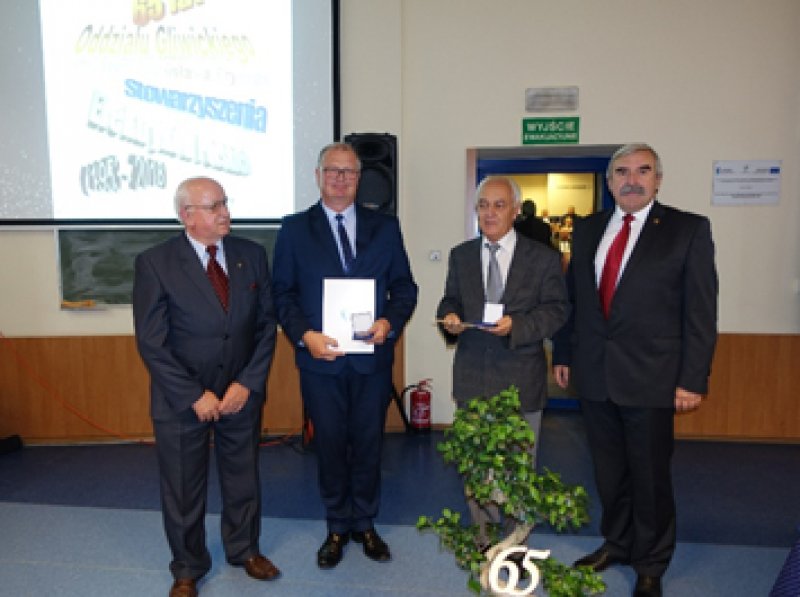 Na zdjęciu: koledzy Marek Holona i Bogusław Kasperczyk (w środku) odbierają medale 
im. prof. Stanisława Fryzego