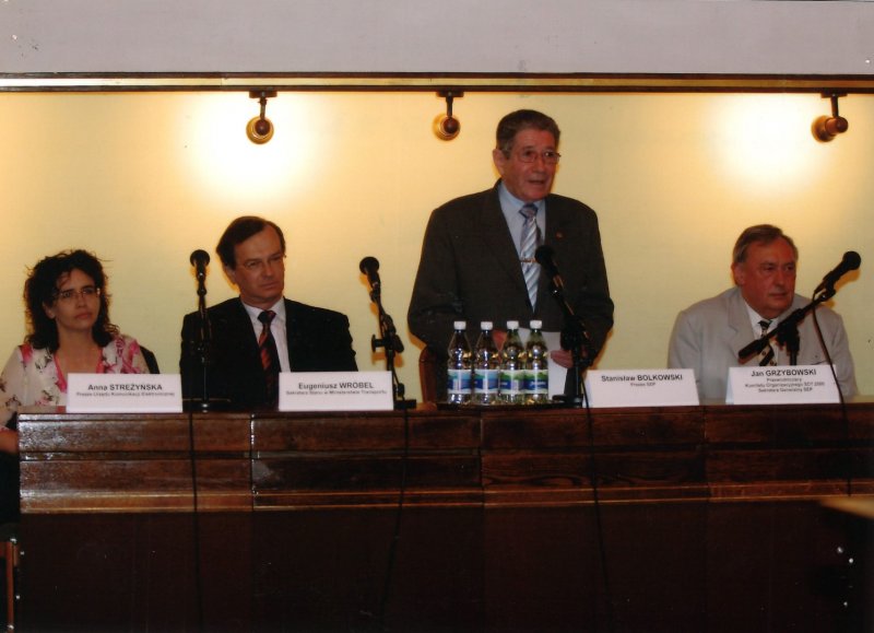 Prezydium Sesji Oficjalnej ŚDT 2006: od lewej prezes UKE Anna Streżyńska, wiceminister Transportu Eugeniusz Wróbel, prezes SEP Stanisław Bolkowski (otwiera obrady) i przewodniczący Komitetu Organizacyjnego ŚDT 2026 Jan Grzybowski
