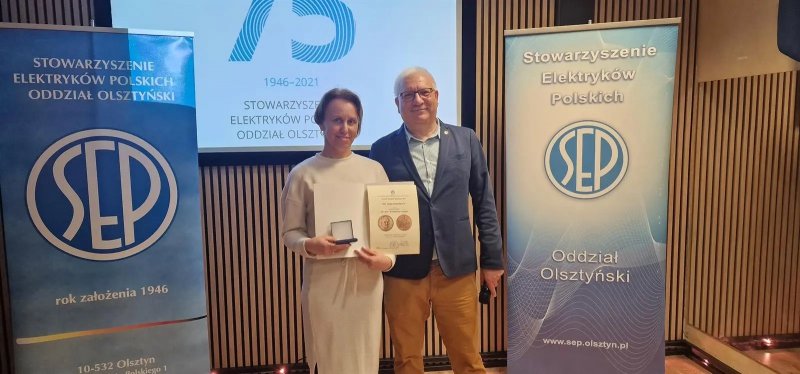 Prezes kol. Jarosław Kantel wręcza medal im. prof. Stanisława Fryzego, kol. Ninie Jackiewicz z koła SEP przy Zespole Szkół Elektronicznych i Telekomunikacyjnych w Olsztynie.