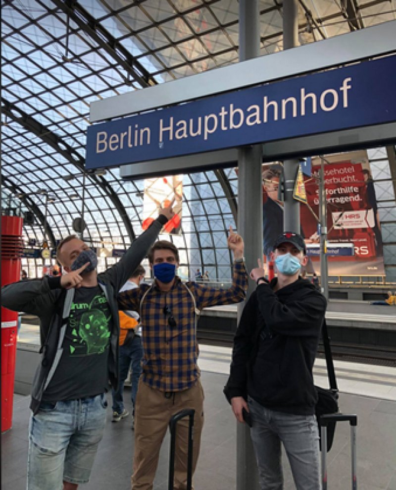 Przyjazd na dworzec Hauptbahnhof w Berlinie.