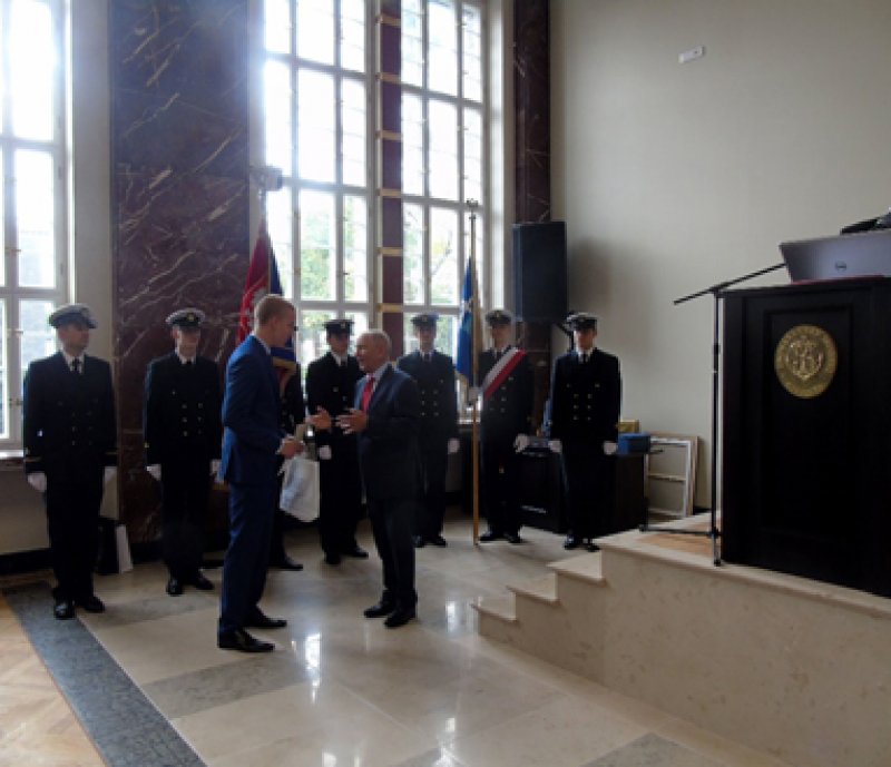 Na zdjęciu: prezes Stanisław Wojtas wręcza nagrodę laureatowi III miejsca na inauguracji roku akademickiego w Uniwersytecie Morskim w Gdyni (źródło: Archwum UM Gdynia)