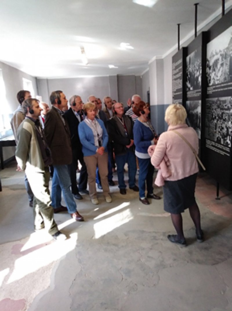 Na zdjęciu: uczestnicy wycieczki podczas zwiedzania ekspozycji w Muzeum Auschwitz-Birkenau (źródło: O/Krakowski SEP)