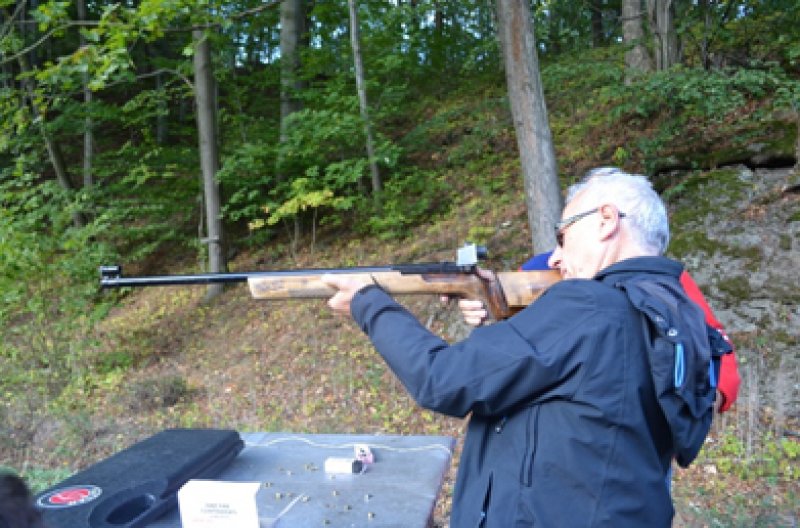 Na zdjęciu: kol. Jerzy Andruszko podczas konkursu strzelania