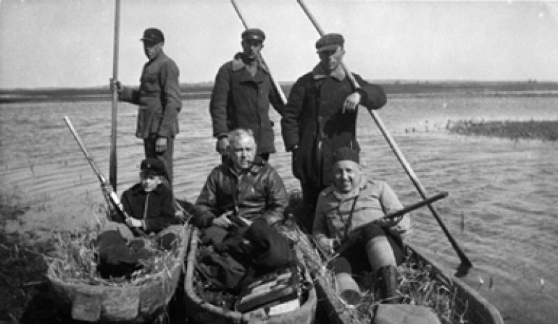 Zdj. 4. Sven Norrman (w pierwszym rzędzie z prawej) podczas polowania [6]