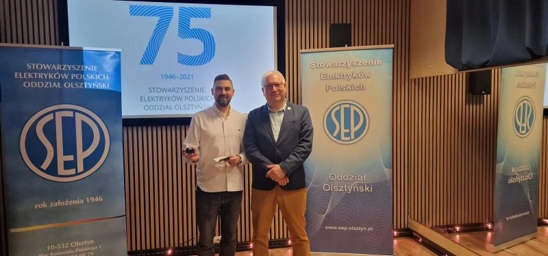 Prezes kol. Jarosław Kantel wręcza złotą odznakę honorową SEP kol. Robertowi Swat z koła SEP przy PRONAD