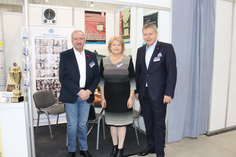 Na stoisku SEP- od lewej: Jerzy Szczurowski- gł. spec. ds. wydawnictw COSiW, prof. Danuta Stryczewska, Jacek Nowicki