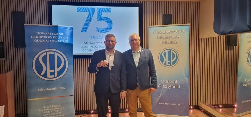 Prezes kol. Jarosław Kantel wręcza srebrną odznakę honorową SEP kol. Rafałowi Łosko z koła Miejskiego SEP