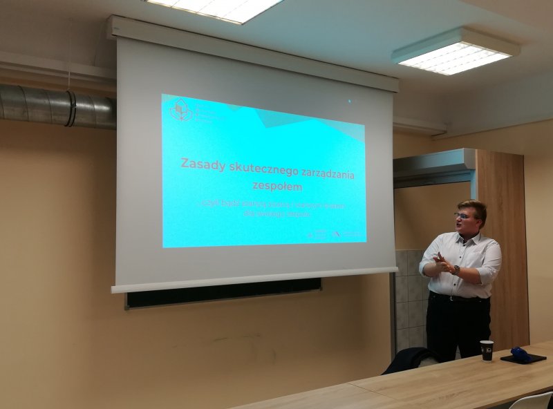 Grzegorz Zagraba podczas prezentacji na temat zarządzania zespołem