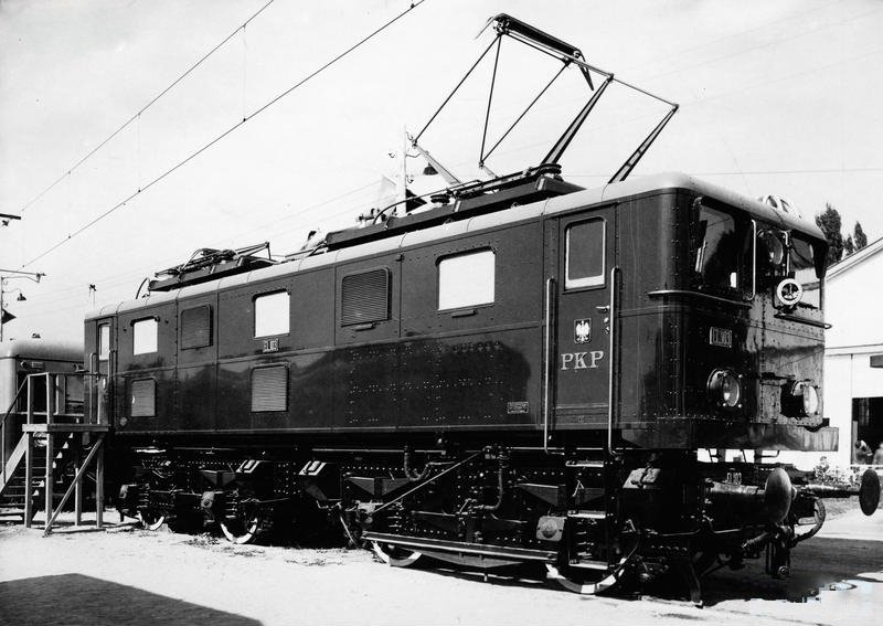 Prezentacja lokomotywy EL.103 wyprodukowanej w Chrzanowie na jednej z przedwojennych wystaw przemysłowych