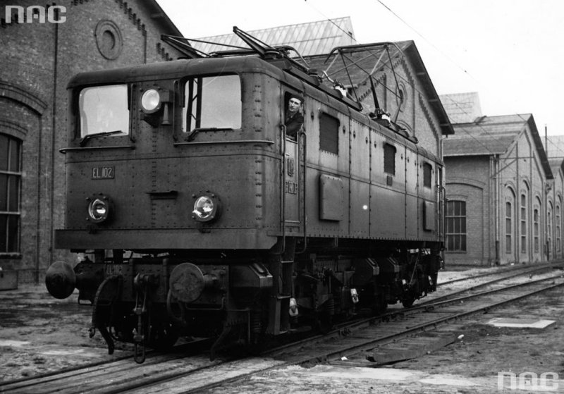 Lokomotywa EL.102 podczas jazdy manewrowej na terenie warszawskiej lokomotywowni