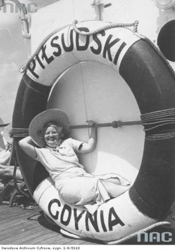 Pasażerka pozuje w kole ratunkowym na m/s Piłsudski 
(źródło: Narodowe Archiwum Cyfrowe)