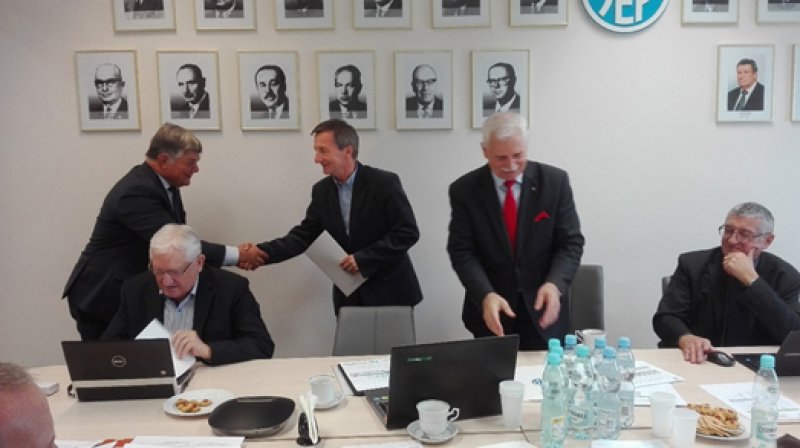 Na zdjęciu: przewodniczący Rady Jan Musiał wręcza nominację Ryszardowi Migdalskiemu. Przy stole od lewej: Edward Pilak, prezes Piotr Szymczak, Waldemar Bis