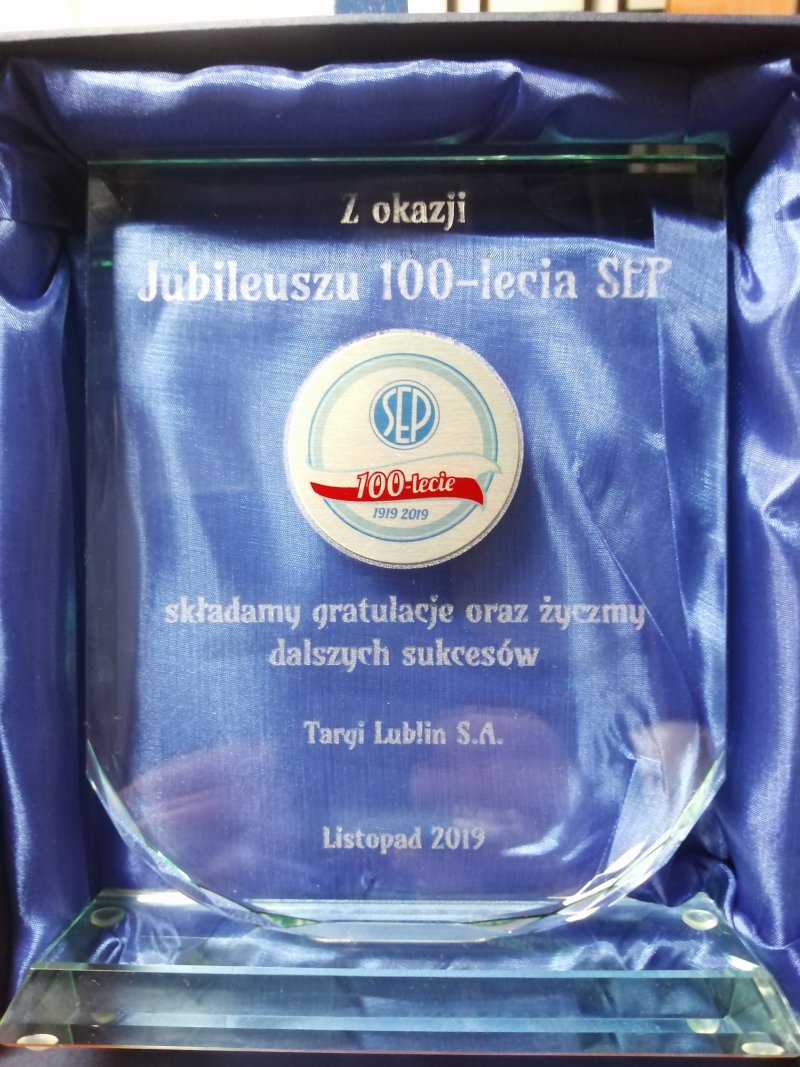 Statuetka z gratulacjami od Targów Lublin S.A.