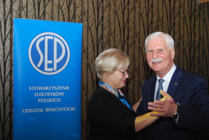 dyrektor Małgorzata Gregorczyk i prezes SEP Piotr Szymczak tańczący podczas biesiady koleżeńskiej