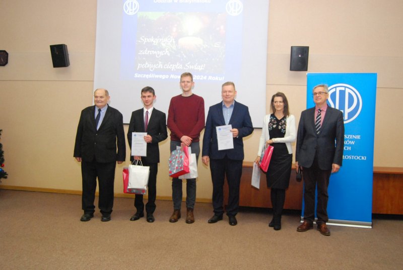 Laureaci i promotorzy prac konkursowych w towarzystwie organizatorów Konkursu (od lewej: Prezes Oddziału SEP Paweł Mytnik, mgr inż. Mateusz Sumorek, inż. Jakub Tymiński, dr hab. inż. Adam Idźkowski prof. PB, dr inż. Agnieszka Choroszucho, Dziekan Wydziału Elektrycznego Politechniki Białostockiej dr hab. inż. Bogusław Butryło prof. PB.)