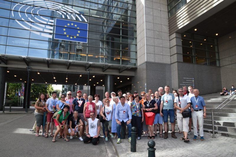 Uczestnicy wjazdu SEP przed siedzibą Parlamentu Europejskiego (choć główna siedziba mieści się w Strasburgu, to ta brukselska prezentuje się również imponująco).