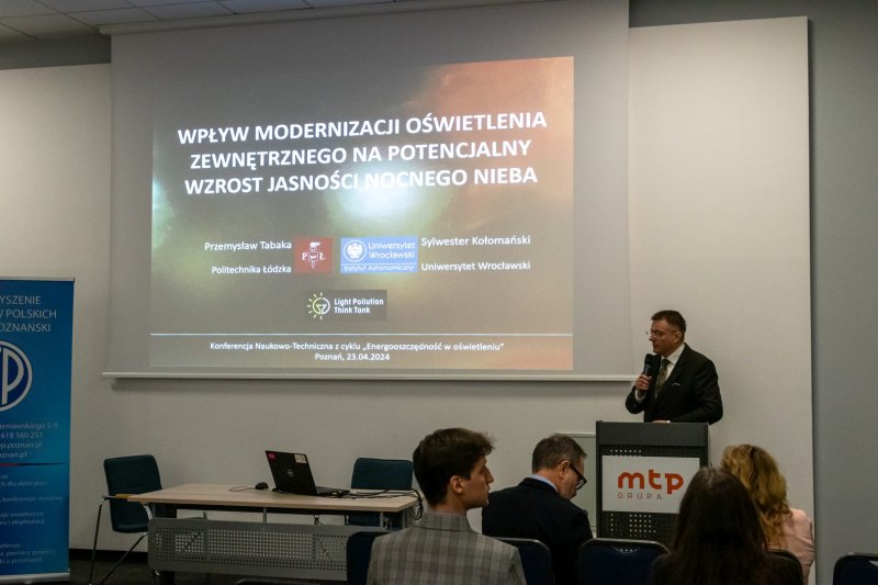 Prezentacja referatu na Konferencji TECHNIKA ŚWIETLNA 2024 przez Przemysława Tabakę z Politechniki Łódzkiej