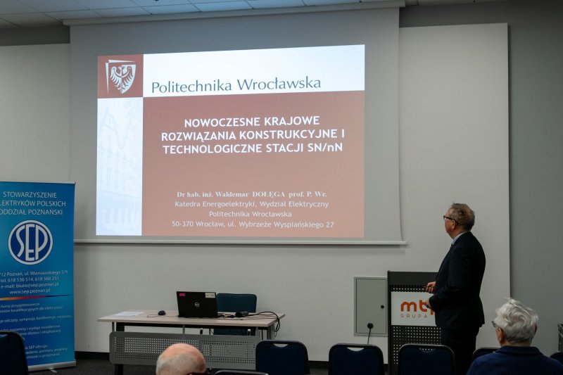 Prezentacja referatu na Konferencji STACJE ELEKTROENERGETYCZNE 2024 przez  Waldemara Dołęgę z Politechniki Wrocławskiej