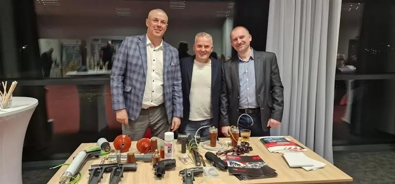 Pan Wiktor Wiśniewski przy stoisku firmy Cellpack