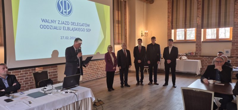 Prezes Kolega Andrzej Sawicki wręcza akt powołania Koła Elektryk