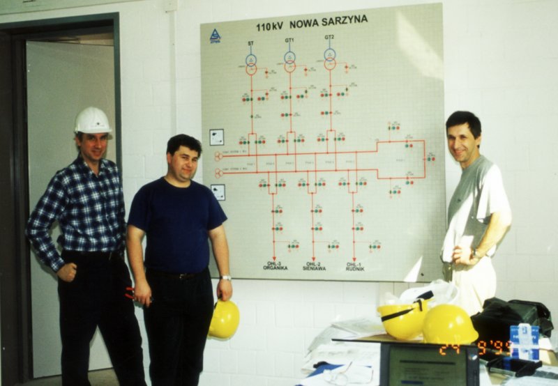 Na budowie stacji Nowa Sarzyna w 1999 r. Na zdjęciu inżynierowie Schneider Electric Polska  – od lewej: Hubert Adamkiewicz, Robert Nowotnik i Wojciech Mazur.