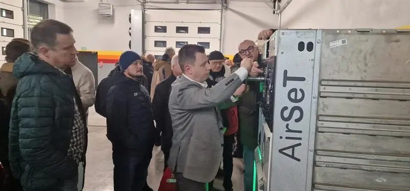 Uczestnicy szkolenia podczas praktycznego pokazu rozdzielnicy AirSeT firmy Schneider Electric