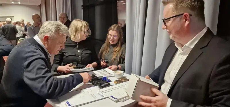 Uczestnicy szkolenia przy stoisku STRUNOBET