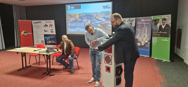 Uczestnik szkolenia podczas praktycznego pokazu wykonania mufy zimnokurczliwej firm Hauff-Technik