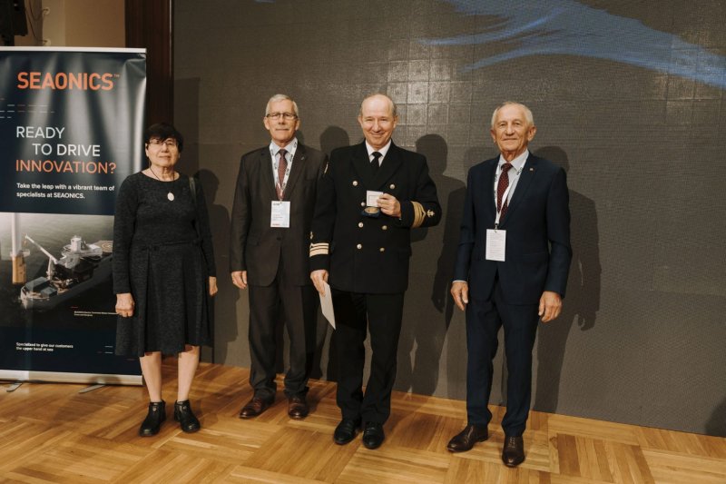 Od lewej Skarbnik SEP OG Zuzanna Szumichora, Sekretarz Generalny SEP Andrzej Werkowski, Dziekan WE UMG w Gdyni Krzysztof Górecki Prezes SEP OG Stanisław Wojtas