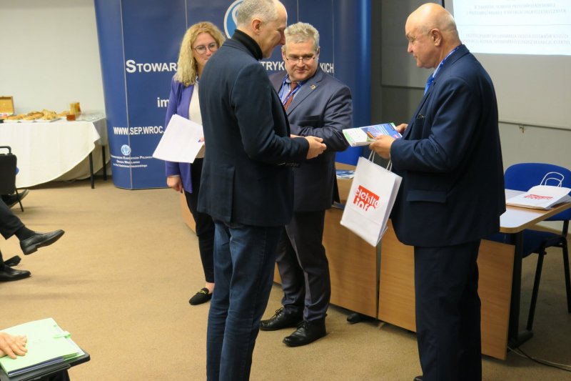 losowanie nagród ufundoranych przez Elektro-Info i ich wręczenie przez redaktora naczelnego mgr inż. Juliana Wiatra