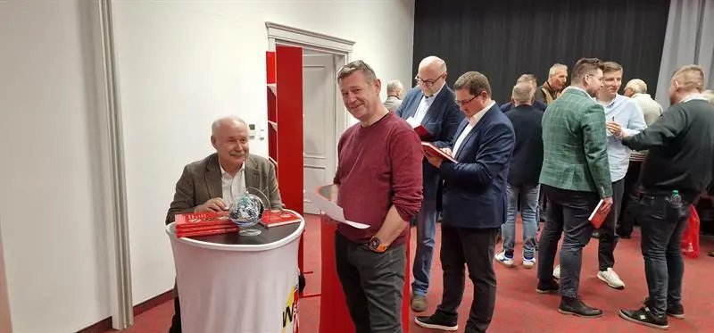 Pan Adam Wichrowski autor książki pt Montaż kabli elektrycznych na estakadach, w rowach kablowych oraz przestrzeniach zagrożonych wybuchem i uczestnik szkolenia