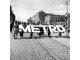 Budowniczowie warszawskiego metra na paradzie pierwszomajowej na skrzyżowaniu Alej Jerozolimskich i Nowego Światu niosą transparent: „Metro Moskwy wzorem dla metro Warszawy”